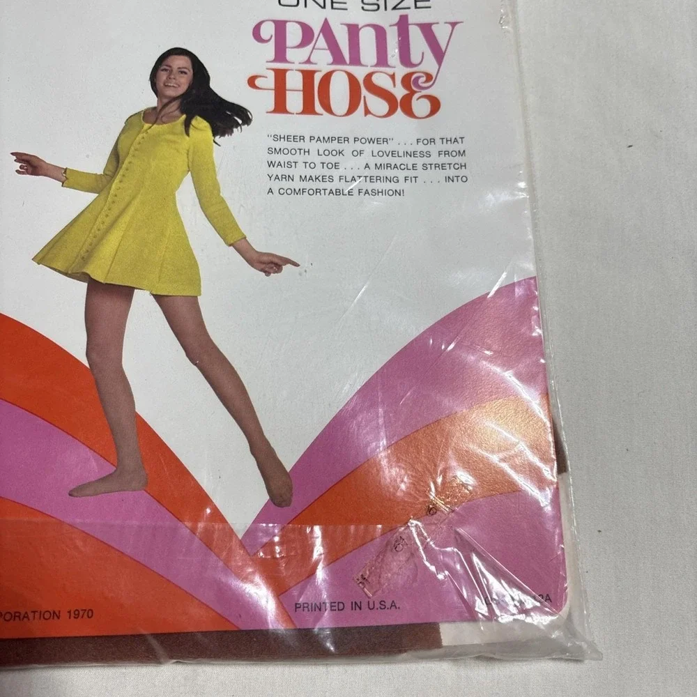 Vintage 1970s Taupe Stretch Nylon Pantyhose W/ Model One Size Cinnamon‎